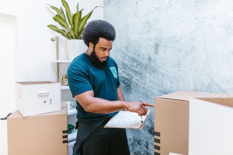Space City Movers mover on the job in Houston